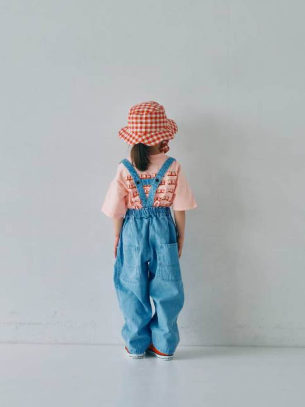 「F.O.Online Store、エフオーオンラインストア(F.O.Online Store)、p.premier、ピードットプルミエ、キッズコーデ、キッズファッション、女の子、ユニセックス、ハット、カジュアル、カジュアルコーデ、ロゴT、サロペット、プチプラ、お出かけコーデ」｜「p.premierの２WAYリボン付きお花みたいなギンガムチェックハット（ハット、レッド系）」を使った、F.O.OnlineStoreさん（キッズ・110cm）の春コーディネートの1枚目の写真
