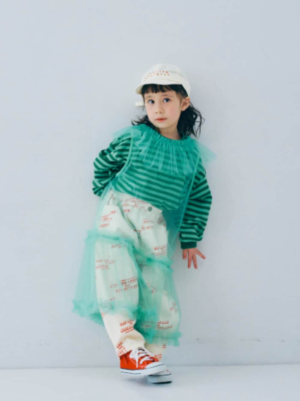 「F.O.Online Store、エフオーオンラインストア(F.O.Online Store)、p.premier、ピードットプルミエ、キッズコーデ、キッズファッション、女の子、女の子コーデ、シアーワンピース、ロンT、ボーダー、レイヤードスタイル、パンツスタイル、キャップ、カジュアルコーデ」｜「p.premierのロゴ刺繍キャップ（キャップ、ホワイト系）」を使った、F.O.OnlineStoreさん（キッズ・110cm）の春コーディネートの1枚目の写真
