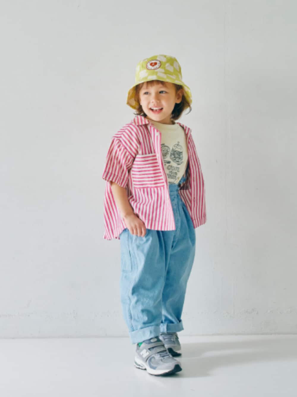「F.O.Online Store、エフオーオンラインストア(F.O.Online Store)、p.premier、ピードットプルミエ、キッズコーデ、キッズファッション、男の子、男の子コーデ、ストライプシャツ、Tシャツ、デニム、レイヤードスタイル、春夏コーデ、お出かけコーデ、ハット」｜「p.premierの2柄刺繍半袖Tシャツ（Tシャツ/カットソー、ホワイト系）」を使った、F.O.OnlineStoreさん（キッズ・110cm）の春コーディネートの1枚目の写真