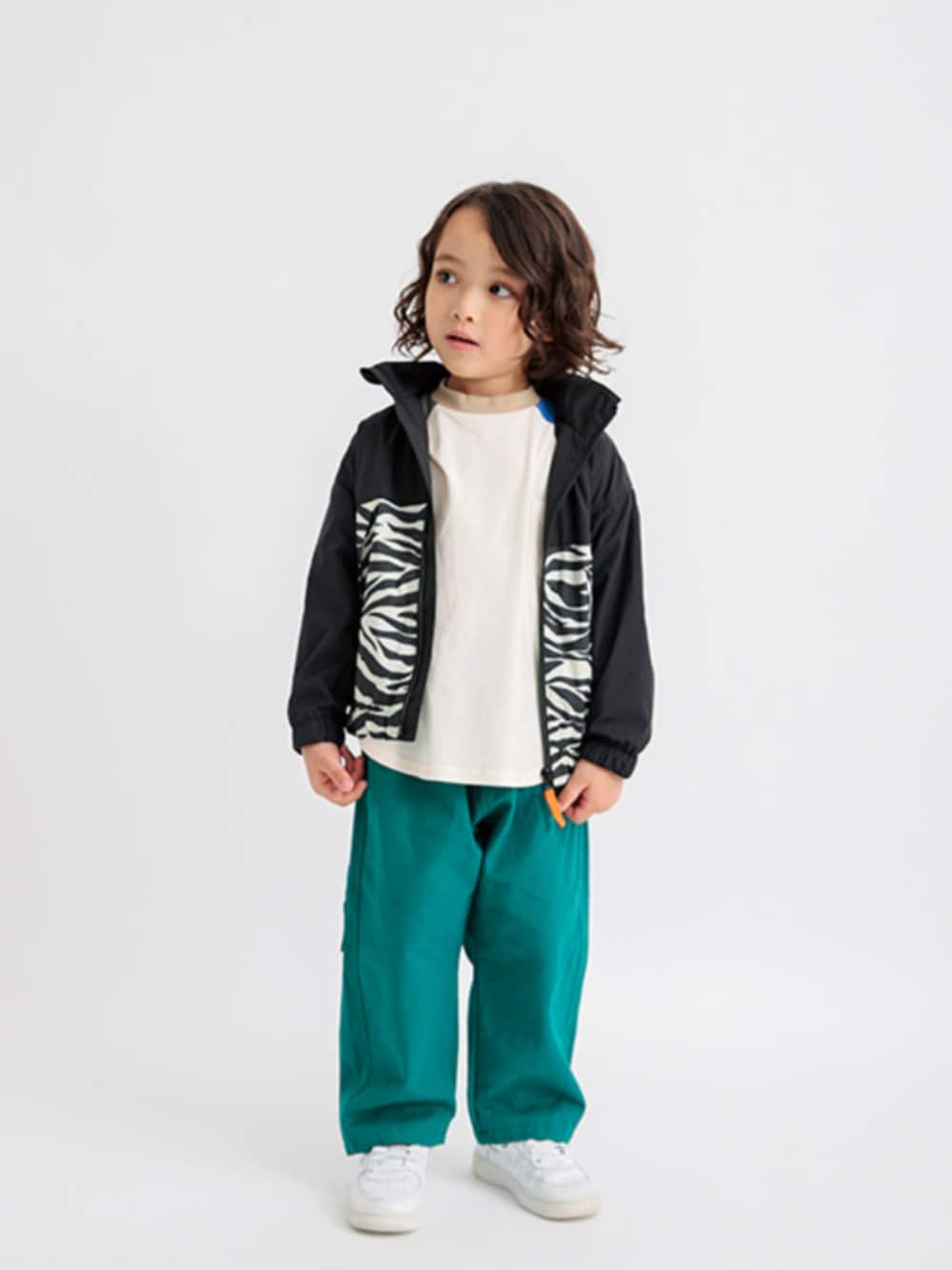「F.O.Online Store、エフオーオンラインストア(F.O.Online Store)、BREEZE、ブリーズ、秋コーデ、ナイロンジャケット、ワイドパンツ、グリーン、ウインドブレーカー、キッズコーデ、男の子、カラーコーデ、ゆったり、ゆるコーデ、ゆるパンツ」｜「BREEZEの【フードがしまえる】カラバリウィンドブレーカー（ナイロンジャケット、ブラック系）」を使った、F.O.OnlineStoreさん（キッズ・110cm）の秋コーディネートの1枚目の写真