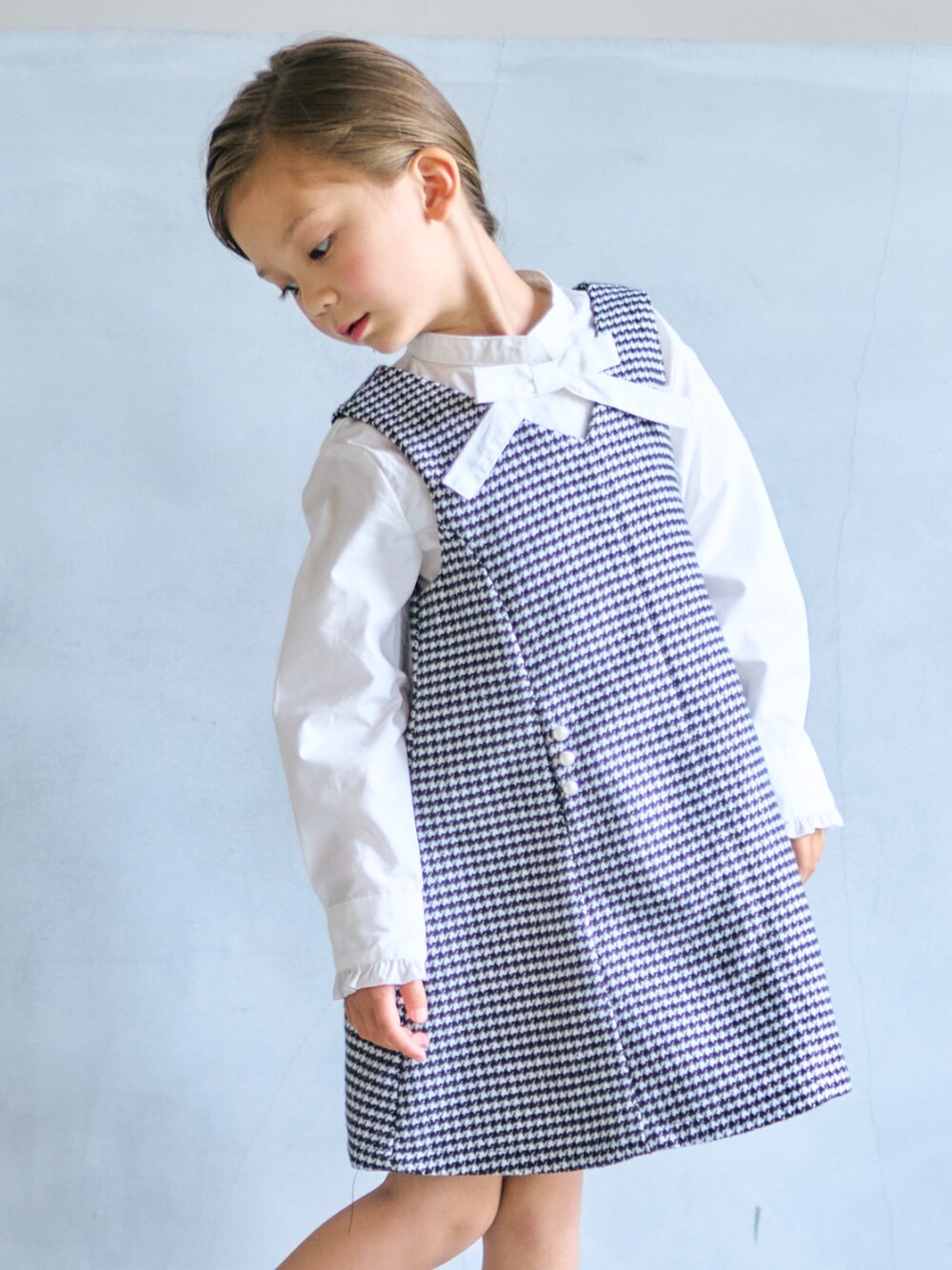 「F.O.Online Store、エフオーオンラインストア(F.O.Online Store)、アプレレクール、apres les cours、キッズコーデ、キッズファッション、女の子、フォーマル、記念日コーデ、発表会、入園式、入学式、卒園式、卒業式、ジャンスカ」｜「apres les coursのボウタイ付きブラウス_アプレレクールマシェリ（シャツ/ブラウス、ホワイト系）」を使った、F.O.OnlineStoreさん（キッズ・110cm）の冬コーディネートの1枚目の写真