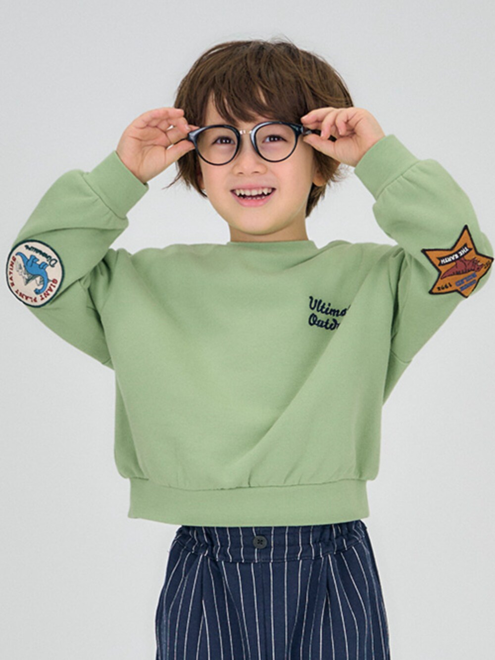 「エフオーオンラインストア(F.O.Online Store)、F.O.Online Store、apres les cours、アプレレクール、ミントグリーン、トレーナー、ゆったりコーデ、休日スタイル、ストライプ、ワッペン、キッズコーデ、カジュアルコーデ、グリーン、男の子」｜「apres les coursの3柄モチーフトレーナー（スウェット、グリーン系）」を使った、F.O.OnlineStoreさん（キッズ・110cm）の冬コーディネートの1枚目の写真