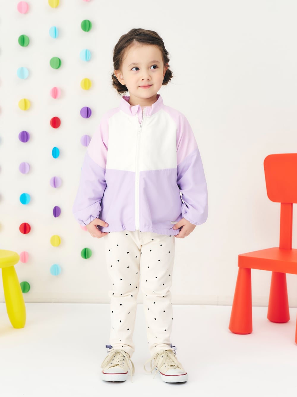 「F.O.Online Store、エフオーオンラインストア(F.O.Online Store)、apres les cours、アプレレクール、キッズコーデ、キッズファッション、女の子、女の子コーデ、ピンク、ウインドブレーカー、雨の日コーデ、通学コーデ、通園コーデ、淡色コーデ、春めき満開コーデ」｜「apres les coursの裾リボン/7days Style pants（その他パンツ、ホワイト系）」を使った、F.O.OnlineStoreさん（キッズ・110cm）の春コーディネートの1枚目の写真