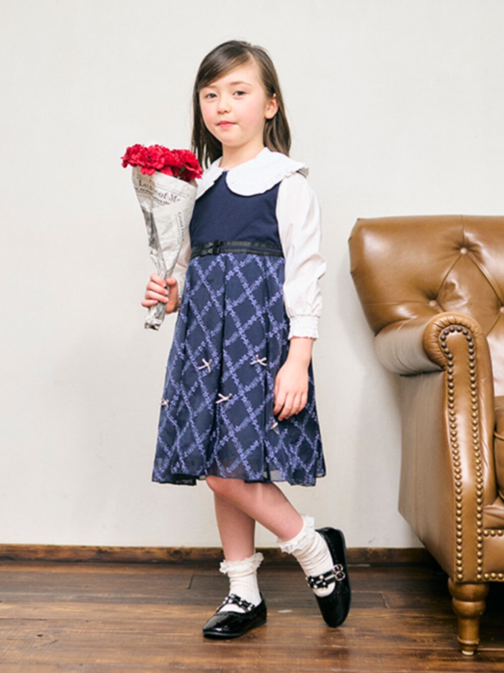 「エフオーオンラインストア(F.O.Online Store)、F.O.Online Store、apres les cours、アプレレクール、ワンピース、フォーマル、セレモニー、入学式、卒園式、発表会、ネイビー、おめかしコーデ、ハレの日、おんなのこ、キッズフォーマル」｜「apres les coursの【フォーマル対応】フリルビッグカラーブラウス（シャツ/ブラウス、ホワイト系）」を使った、F.O.OnlineStoreさん（キッズ・110cm）の冬コーディネートの1枚目の写真