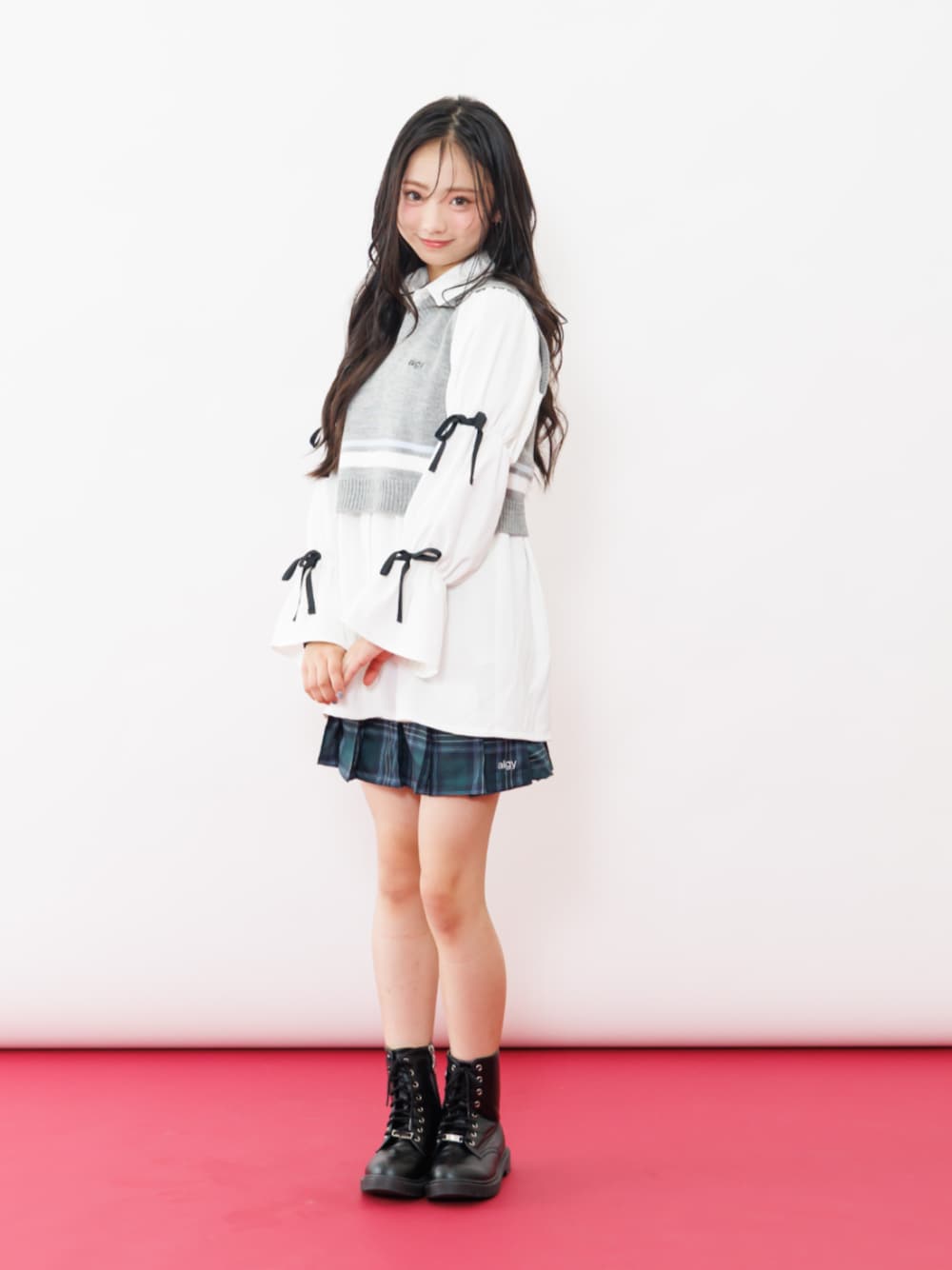 ブラック系のブーツ、グリーン系のスカート、ホワイト系のシャツ/ブラウスを着用したキッズの秋コーディネートの1枚目の写真