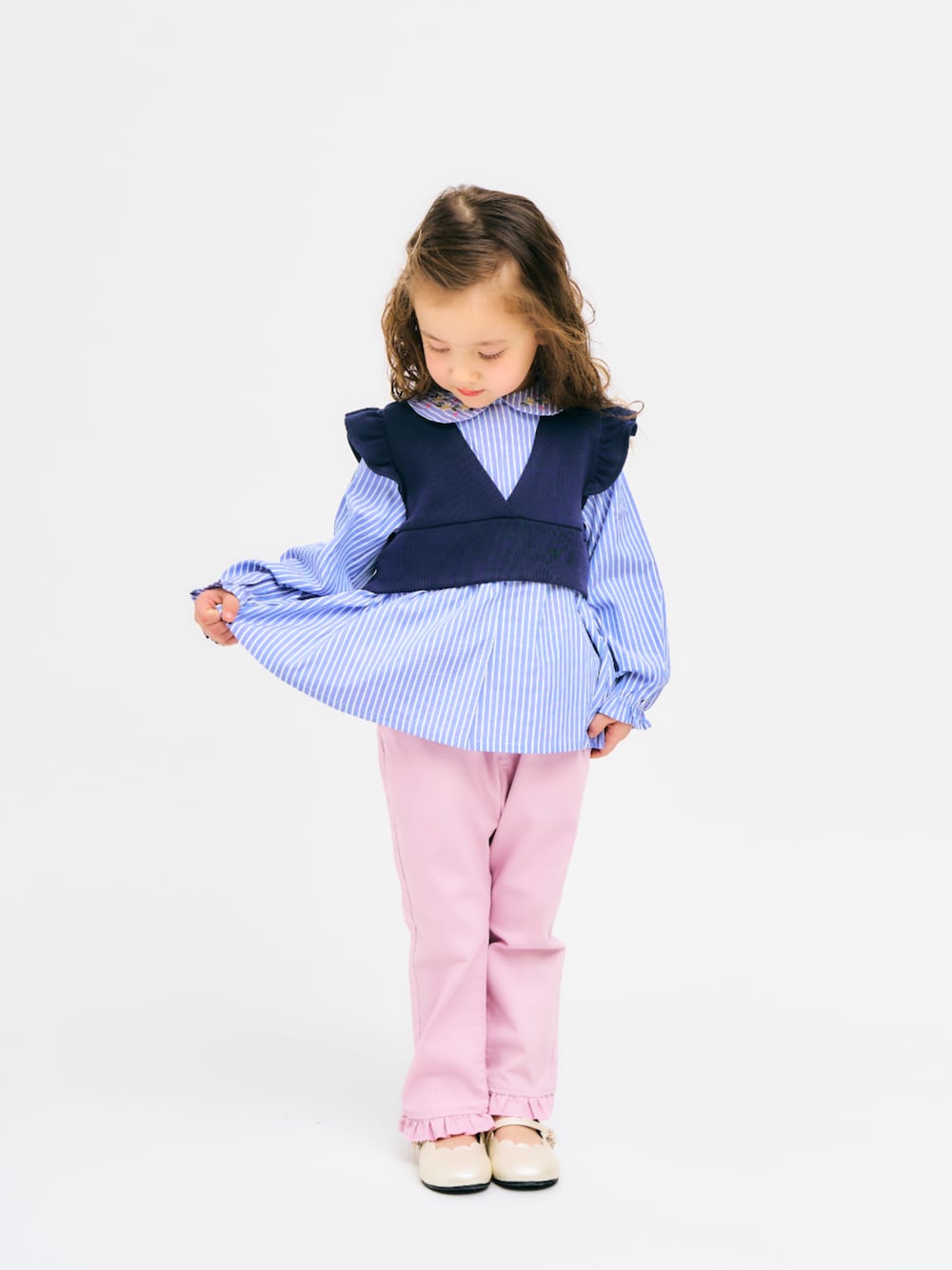 「F.O.Online Store、エフオーオンラインストア(F.O.Online Store)、apres les cours、アプレレクール、キッズコーデ、キッズファッション、女の子、女の子コーデ、カジュアルコーデ、カジュアルガーリー、お出かけコーデ、春コーデ、春色、春服、ストライプシャツ」｜「apres les coursのスカラップパンプス（パンプス、ホワイト系）」を使った、F.O.OnlineStoreさん（キッズ・110cm）の春コーディネートの1枚目の写真