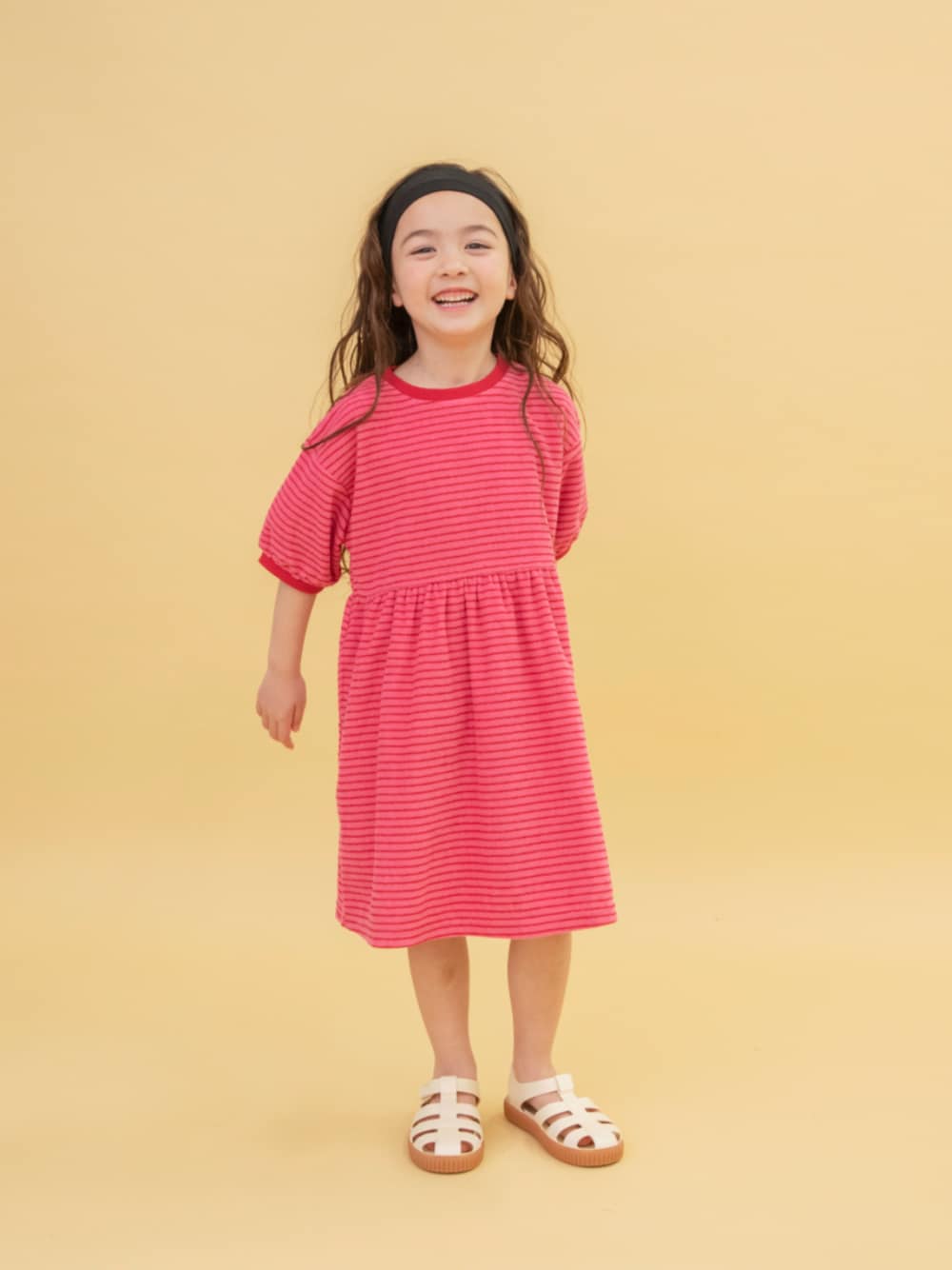 「F.O.Online Store、エフオーオンラインストア(F.O.Online Store)、BREEZE、ブリーズ、キッズコーデ、キッズファッション、女の子、女の子コーデ、ワンピース、ボーダー、カジュアル、カジュアルコーデ、お出かけコーデ、雨の日コーデ、スポーツミックス」｜「BREEZEの【WEB限定】パイルボーダーワンピース（ワンピース、レッド系）」を使った、F.O.OnlineStoreさん（キッズ・110cm）の夏コーディネートの1枚目の写真