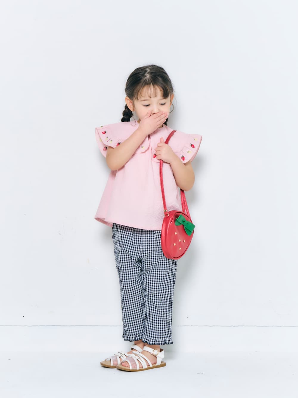 「F.O.Online Store、エフオーオンラインストア(F.O.Online Store)、apres les cours、アプレレクール、キッズコーデ、キッズファッション、女の子、女の子コーデ、カットソー、お出かけコーデ、ショルダーバッグ、春夏コーデ、春コーデ、カジュアル、カジュアルコーデ」｜「apres les coursのレモン・いちご刺繍ブラウス（シャツ/ブラウス、ピンク系）」を使った、F.O.OnlineStoreさん（キッズ・110cm）の春コーディネートの1枚目の写真