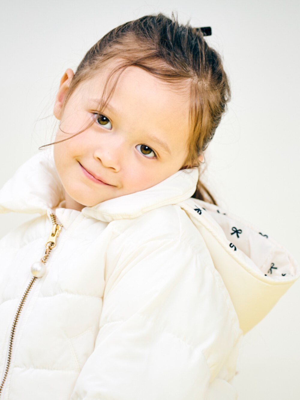 「apres les cours、アプレレクール、エフオーオンラインストア(F.O.Online Store)、F.O.Online Store、キッズコーデ、キッズファッション、アウター、ダウンジャケット、あったかコーデ、秋冬コーデ」｜「apres les coursのペプラム中綿アウター_マシンウォッシャブル（ダウンジャケット/コート、ホワイト系）」を使った、F.O.OnlineStoreさん（キッズ・110cm）の秋コーディネートの1枚目の写真