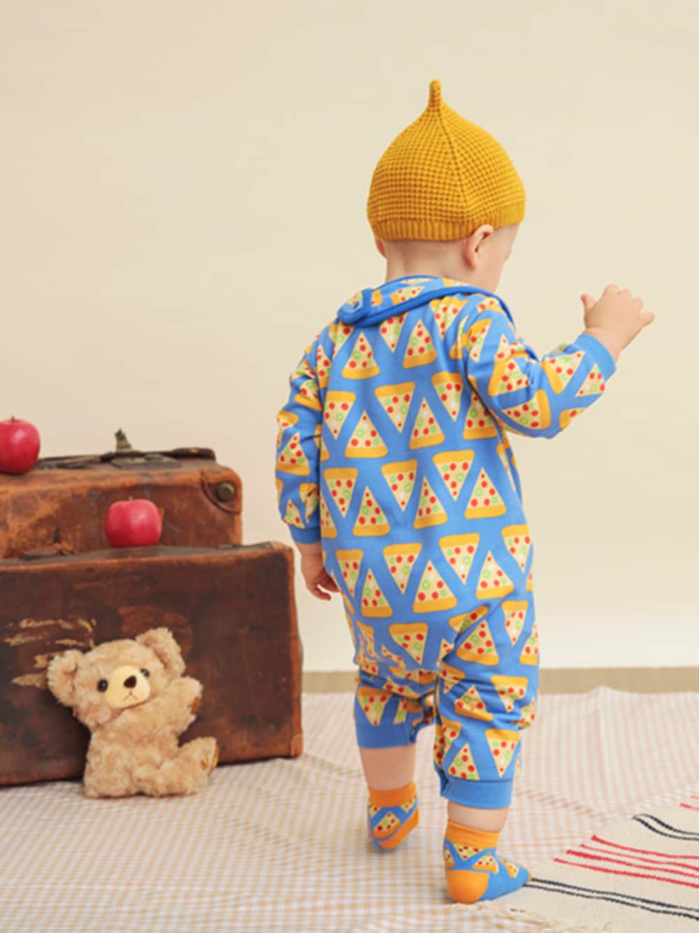 「F.O.Online Store、エフオーオンラインストア(F.O.Online Store)、BREEZE、ブリーズ、赤ちゃん、総柄、ロンパース、ピザ、ユニーク、カラーコーデ、ベビーコーデ、ベビー服」｜「BREEZEのカラフルとんがりニット帽（その他ベビーウェア、イエロー系）」を使った、F.O.OnlineStoreさん（キッズ・110cm）の秋コーディネートの1枚目の写真