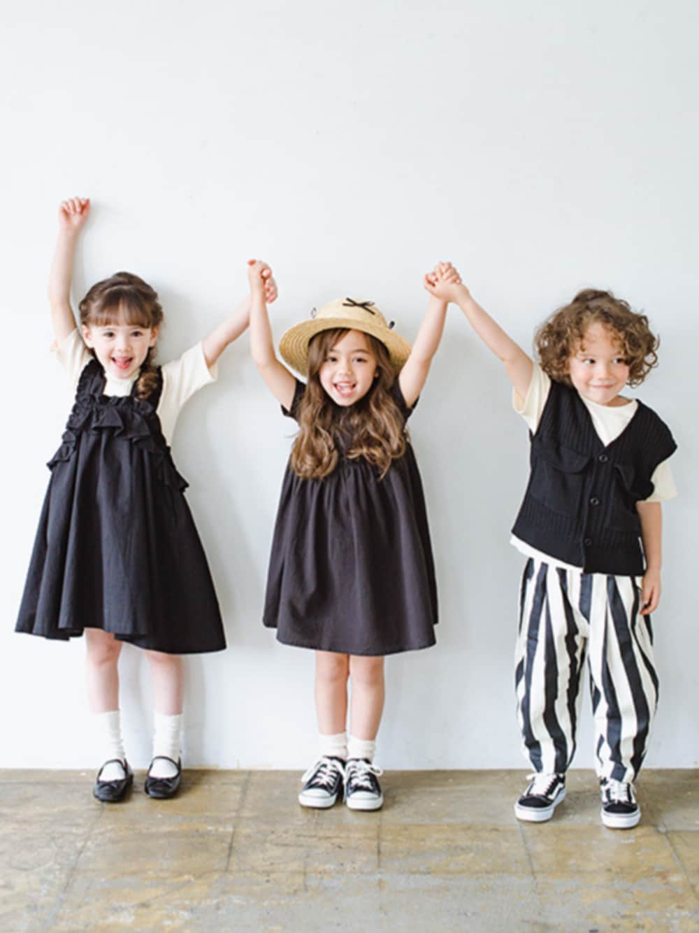 ホワイト系のTシャツ/カットソー、ブラック系のベスト、その他のその他パンツを着用したキッズの春コーディネートの1枚目の写真