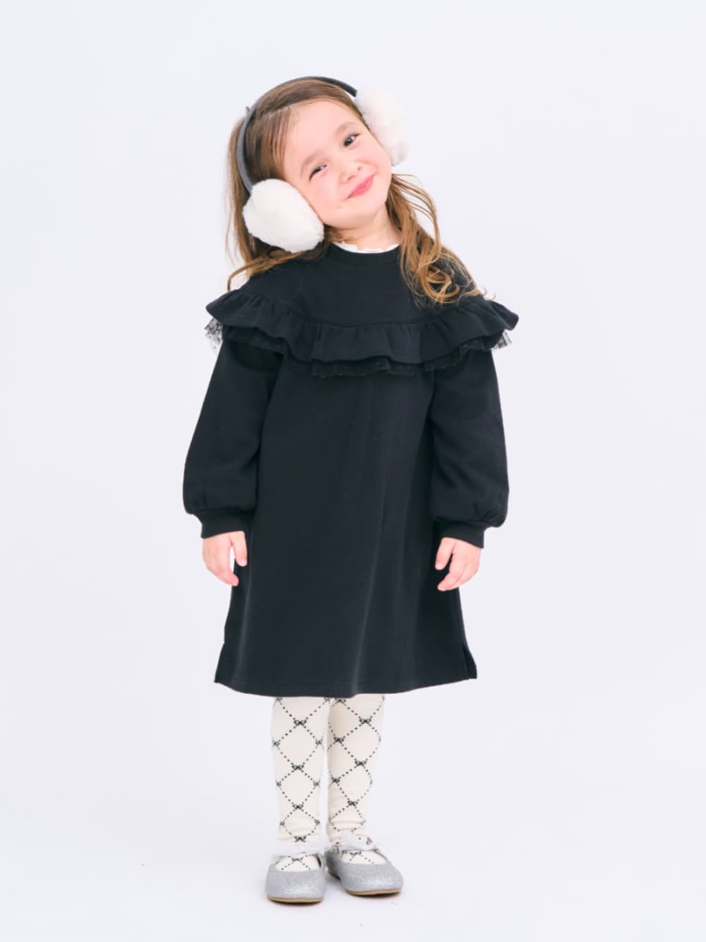 「F.O.Online Store、エフオーオンラインストア(F.O.Online Store)、apres les cours、アプレレクール、ワンピース、冬ワンピース、フリル、フリルワンピース、ブラック、耳当て、タイツ、タイツ×パンプス、キッズコーデ、お出かけコーデ、女の子」｜「apres les coursのハートファーイヤーマフ（イヤーマフ、ホワイト系）」を使った、F.O.OnlineStoreさん（キッズ・110cm）の冬コーディネートの1枚目の写真