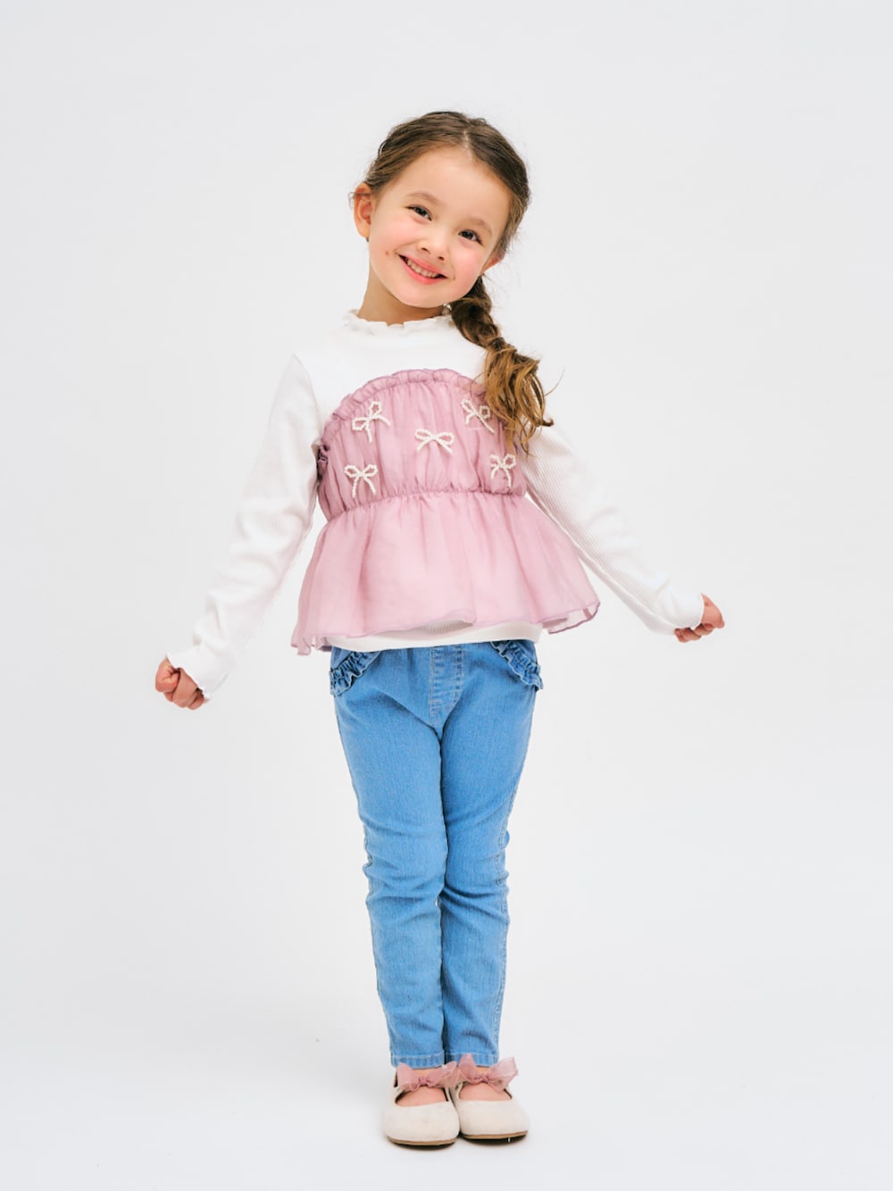「F.O.Online Store、エフオーオンラインストア(F.O.Online Store)、apres les cours、アプレレクール、キッズコーデ、キッズファッション、女の子、ナチュラル、ガーリー、お出かけコーデ、パンツスタイル、春コーデ、春、春服、通学コーデ」｜「apres les coursのリボンストラップパンプス（パンプス、ホワイト系）」を使った、F.O.OnlineStoreさん（キッズ・110cm）の冬コーディネートの1枚目の写真