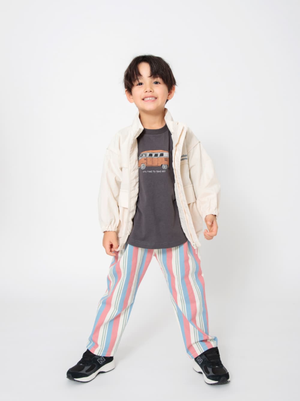 「F.O.Online Store、エフオーオンラインストア(F.O.Online Store)、BREEZE、ブリーズ、キッズコーデ、キッズファッション、男の子、ユニセックス、カジュアル、お出かけコーデ、ウィンドブレーカー、ロンT、パンツスタイル、春コーデ、春」｜「BREEZEの6柄ラグランロンT（Tシャツ/カットソー、グレー系）」を使った、F.O.OnlineStoreさん（キッズ・110cm）の冬コーディネートの1枚目の写真