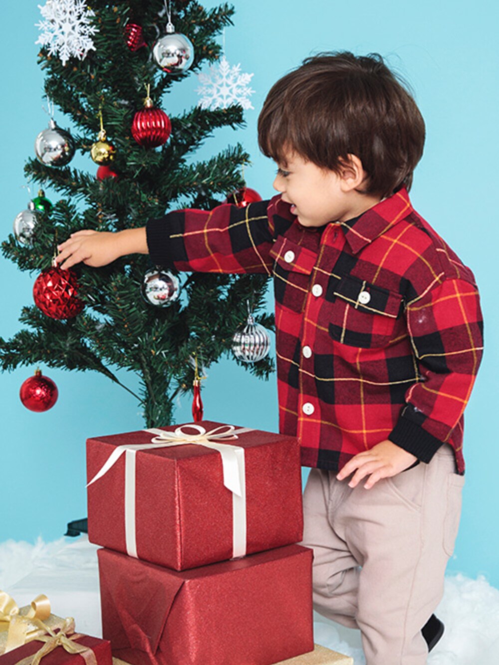 「エフオーオンラインストア(F.O.Online Store)、F.O.Online Store、BREEZE、ブリーズ、チェック、クリスマスに着たい服、冬コーデ、カジュアルコーデ、クリスマスカラー、シャツスタイル、男の子、キッズコーデ、アメカジ、カラーコーデ、赤チェック」｜「BREEZEの【あったか】ネル起毛チェックシャツ（シャツ/ブラウス、レッド系）」を使った、F.O.OnlineStoreさん（キッズ・90cm）の冬コーディネートの1枚目の写真