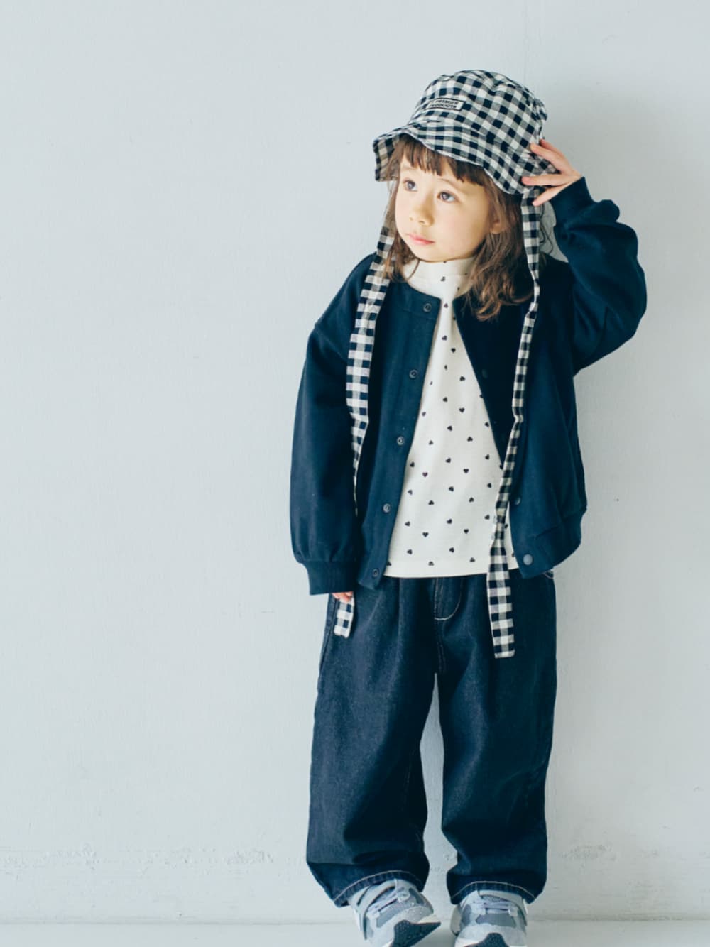 「春コーデ、春、春服コーデ、キッズコーデ、キッズファッション、F.O.Online Store、エフオーオンラインストア(F.O.Online Store)、プルミエ、p.premier、ハット、ハットコーデ、カジュアル、カジュアルコーデ」｜「p.premierのゆるシルエットのワイドタックパンツ（その他パンツ、ブラック系）」を使った、F.O.OnlineStoreさん（キッズ・110cm）の冬コーディネートの1枚目の写真