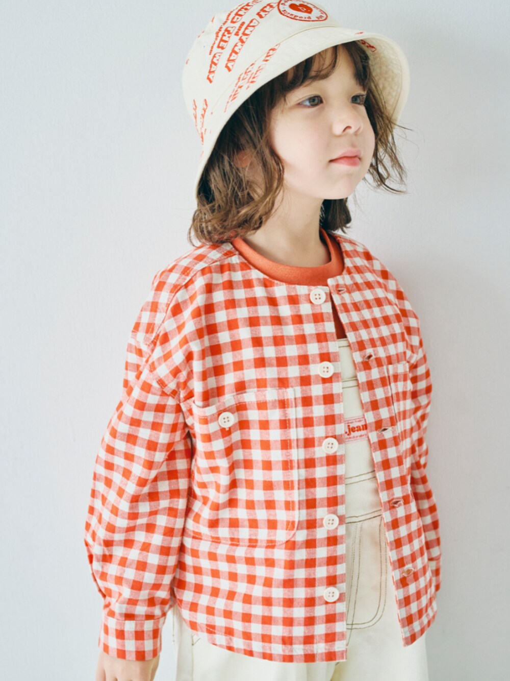 「春コーデ、春、春服、キッズコーデ、キッズファッション、キッズ服、F.O.Online Store、エフオーオンラインストア(F.O.Online Store)、チェック、チェック柄、p.premier、プルミエ」｜「p.premierのデニムオーバーオール（サロペット/オーバーオール、ホワイト系）」を使った、F.O.OnlineStoreさん（キッズ・110cm）の冬コーディネートの1枚目の写真