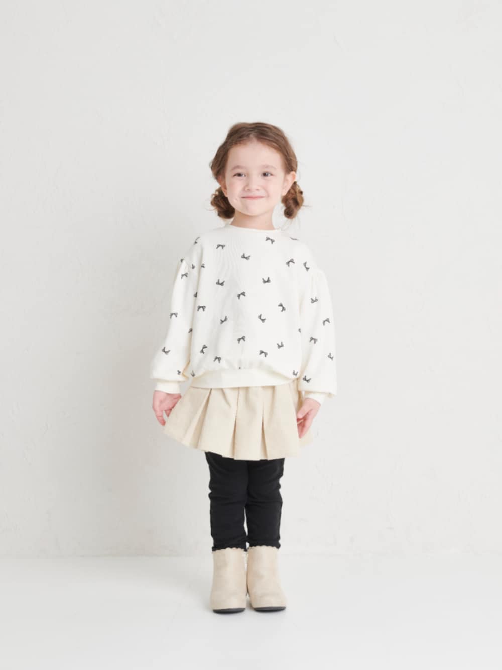 「F.O.Online Store、エフオーオンラインストア(F.O.Online Store)、apres les cours、アプレレクール、トレーナー、裏起毛、リボン、リボン柄、プリーツスカート、ブーツ、ホワイト、冬コーデ、ホワイトコーデ、キッズコーデ、女の子」｜「apres les coursのリボンパールショートブーツ（ブーツ、ベージュ系）」を使った、F.O.OnlineStoreさん（キッズ・110cm）の秋コーディネートの1枚目の写真