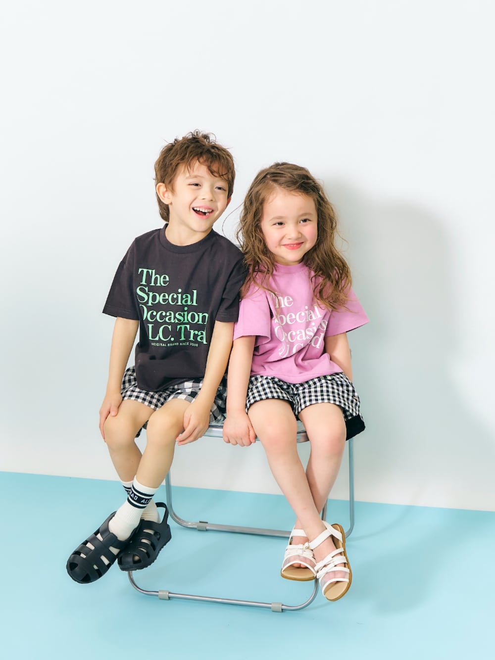 「F.O.Online Store、エフオーオンラインストア(F.O.Online Store)、apres les cours、アプレレクール、キッズコーデ、キッズファッション、女の子、男の子、リンクコーデ、おそろいコーデ、サンダル、ハーフパンツ、チェック、靴下 × サンダル、黒Tシャツ」｜「apres les coursのリボンメッシュサンダル（サンダル、ホワイト系）」を使った、F.O.OnlineStoreさん（キッズ・110cm）の夏コーディネートの1枚目の写真