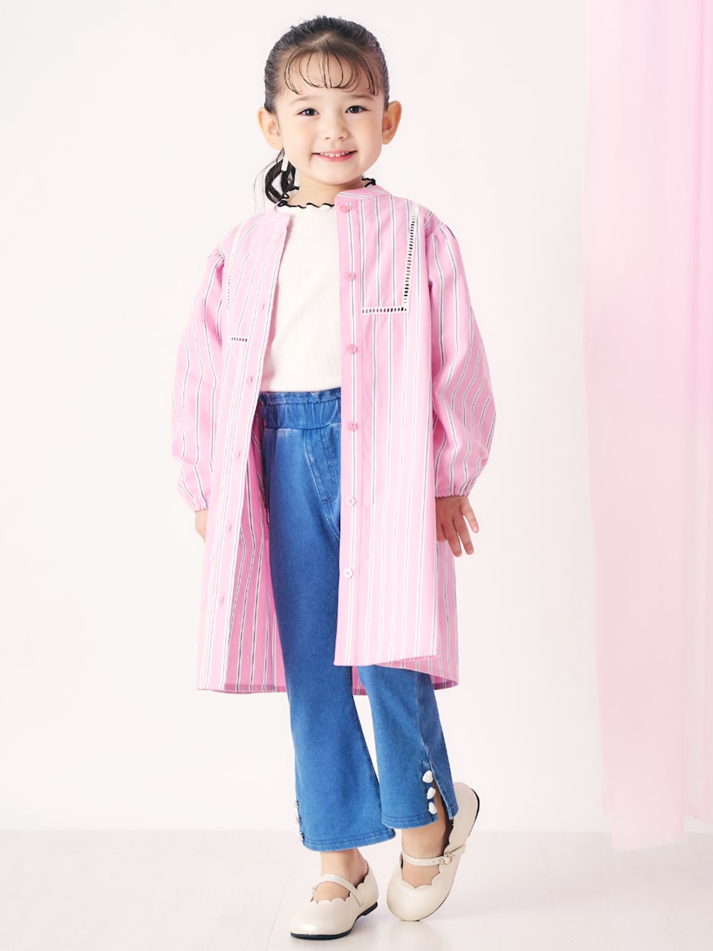 「F.O.Online Store、エフオーオンラインストア(F.O.Online Store)、apres les cours、アプレレクール、キッズコーデ、キッズファッション、女の子、デニム、デニムパンツ、パンツスタイル、ガーリー、お出かけコーデ、春コーデ、春、春服」｜「apres les coursのスカラップパンプス（パンプス、ホワイト系）」を使った、F.O.OnlineStoreさん（キッズ・110cm）の冬コーディネートの1枚目の写真