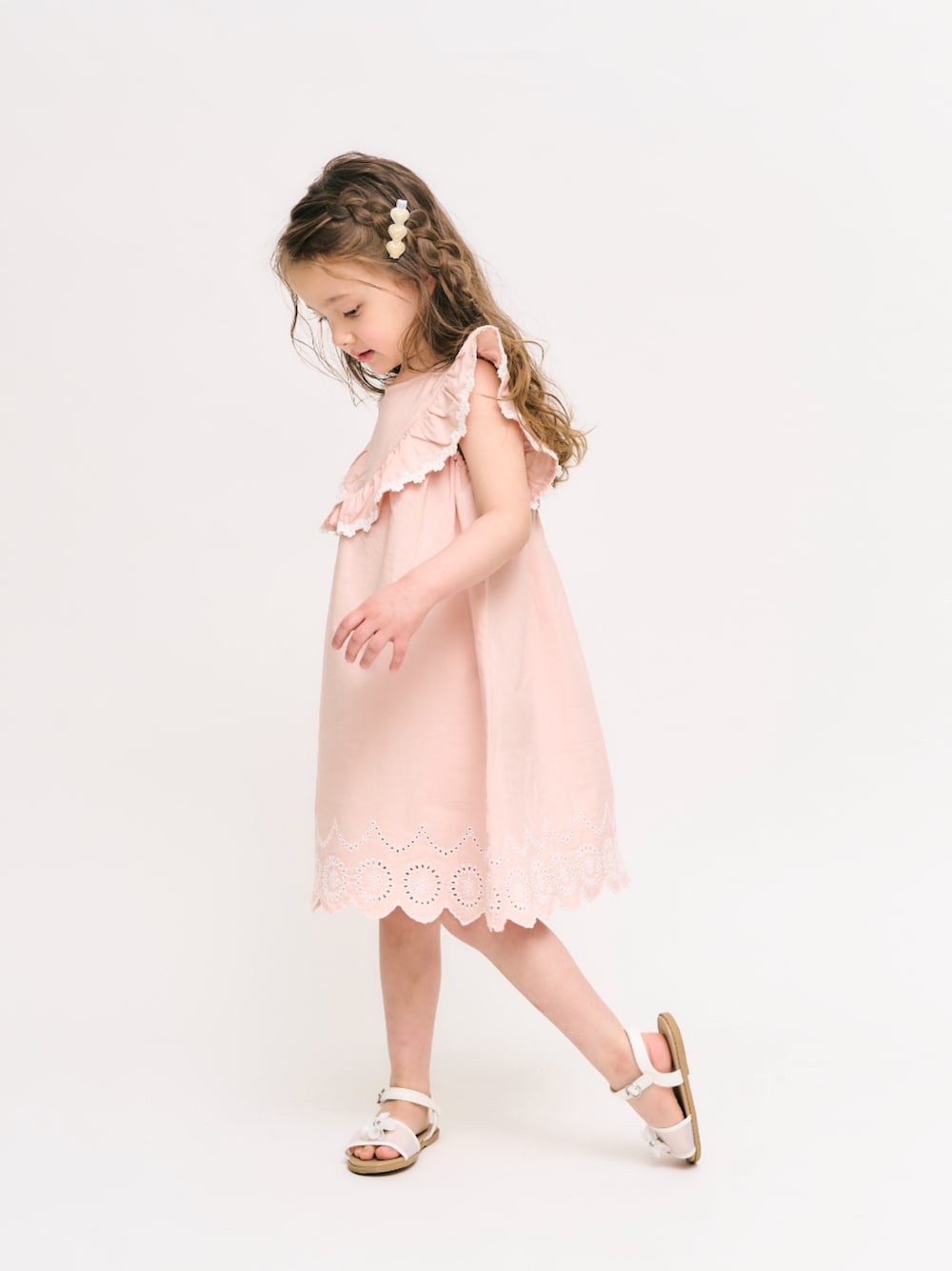 「F.O.Online Store、エフオーオンラインストア(F.O.Online Store)、apres les cours、アプレレクール、キッズコーデ、キッズファッション、女の子、女の子コーデ、ワンピース、サンダル、お出かけコーデ、ヘアアクセサリー、発表会、記念日コーデ、プチプラ」｜「apres les coursのクリアフラワーモチーフサンダル（サンダル、ホワイト系）」を使った、F.O.OnlineStoreさん（キッズ・110cm）の夏コーディネートの1枚目の写真