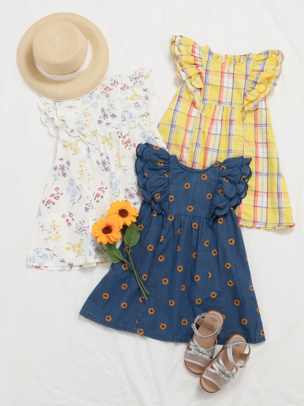「F.O.Online Store、エフオーオンラインストア(F.O.Online Store)、apres les cours、アプレレクール、キッズコーデ、キッズファッション、女の子、女の子コーデ、ワンピース、サンダル、リンクコーデ、夏服、お盆休み、お出かけコーデ、プチプラ」｜「apres les coursのリボンメッシュサンダル（サンダル、シルバー系）」を使った、F.O.OnlineStoreさん（キッズ・110cm）の夏コーディネートの1枚目の写真