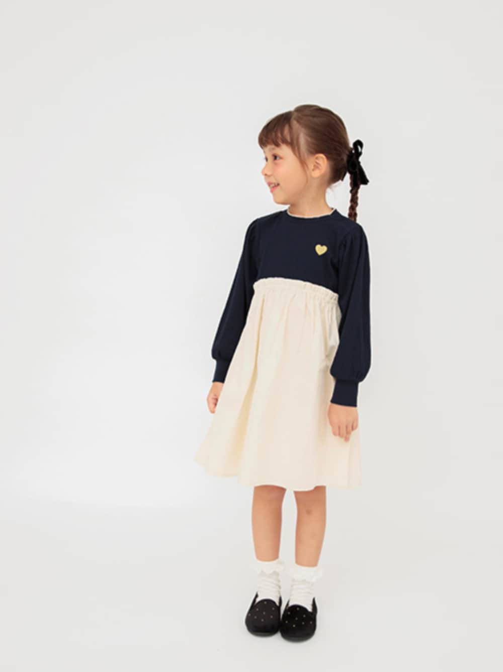 「F.O.Online Store、エフオーオンラインストア(F.O.Online Store)、apres les cours、アプレレクール、ワンピース、秋ワンピ、モノトーン、エレガント、おでかけコーデ、パンプス、ナチュラルガーリー、高見え、キッズコーデ、秋コーデ、秋服」｜「apres les coursの【WEB限定】パワショルドッキングワンピース（ワンピース、ブルー系）」を使った、F.O.OnlineStoreさん（キッズ・110cm）の夏コーディネートの1枚目の写真