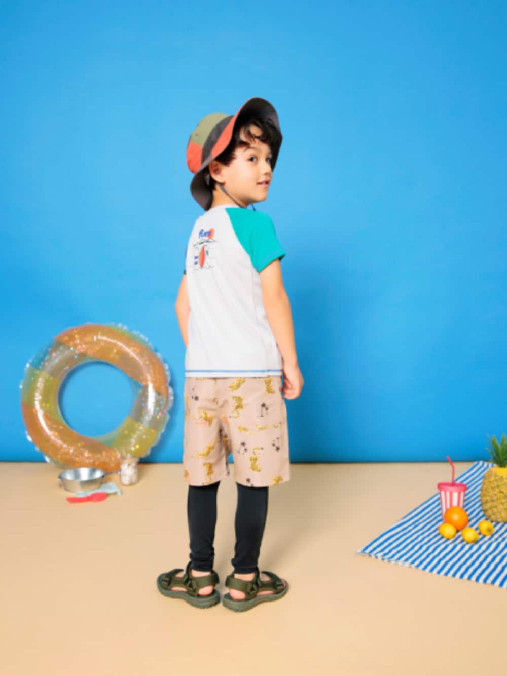 「F.O.Online Store、エフオーオンラインストア(F.O.Online Store)、BREEZE、ブリーズ、キッズコーデ、キッズファッション、男の子、男の子コーデ、水着、スイムウェア、サンダル、ハーフパンツ、プチプラ、カジュアルコーデ、ハット」｜「BREEZEのアウトドアハット（ハット、その他）」を使った、F.O.OnlineStoreさん（キッズ・110cm）の春コーディネートの1枚目の写真