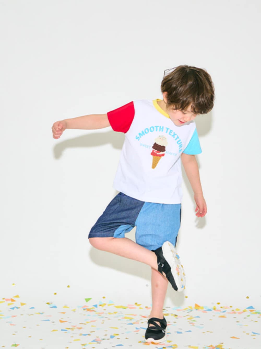 「F.O.Online Store、エフオーオンラインストア(F.O.Online Store)、apres les cours、アプレレクール、男の子、半袖Tシャツ、ハーフパンツ、アイスクリーム、夏コーデ、キッズコーデ、お出かけコーデ、カラーコーデ、子供服、夏だ！Tシャツ着よう！」｜「apres les coursのスニーカー風ベルトサンダル（サンダル、ブラック系）」を使った、F.O.OnlineStoreさん（キッズ・110cm）の夏コーディネートの1枚目の写真
