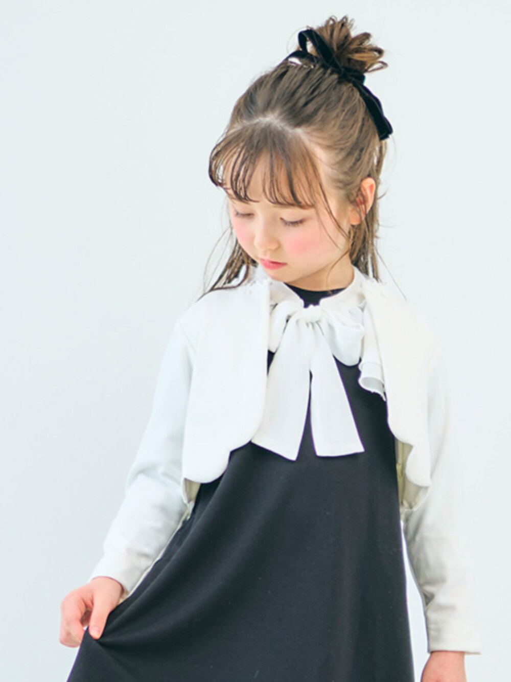 「エフオーオンラインストア(F.O.Online Store)、F.O.Online Store、apres les cours、ワンピース、モノトーン、卒業式、卒園式、入学式、フォーマル、リボン、ブラック、お呼ばれスタイル、キッズコーデ、おんなのこ」｜「apres les coursの【フォーマル対応】ボウタイフリル衿付きワンピース＿アプレレクールマシェリ（ワンピース、ブラック系）」を使った、F.O.OnlineStoreさん（キッズ・110cm）の冬コーディネートの1枚目の写真