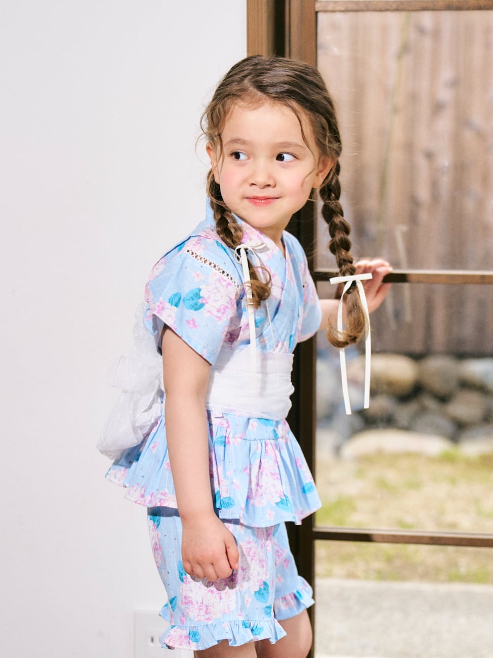 「F.O.Online Store、エフオーオンラインストア(F.O.Online Store)、apres les cours、アプレレクール、キッズコーデ、キッズファッション、女の子、女の子コーデ、浴衣、甚平、夏、夏コーデ、夏休み、夏祭り、お出かけコーデ」｜「apres les coursのリボンゴム・クリップヘアアレンジセット（その他ヘアアクセサリー、ホワイト系）」を使った、F.O.OnlineStoreさん（キッズ・110cm）の春コーディネートの1枚目の写真