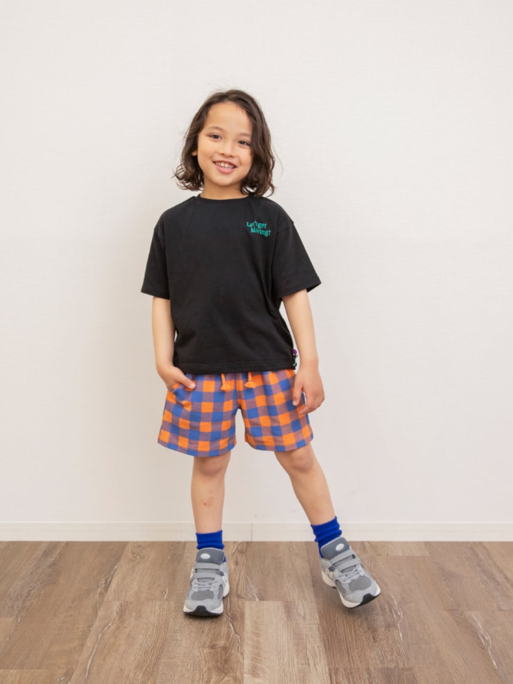 「F.O.Online Store、エフオーオンラインストア(F.O.Online Store)、BREEZE、ブリーズ、キッズコーデ、キッズファッション、男の子、ユニセックス、カジュアル、カジュアルコーデ、チェック、Tシャツ、ハーフパンツ、プチプラ、お出かけコーデ」｜「BREEZEの【シルエットを自分好みに！】裾ドローコード半袖Tシャツ_ジュニア対応（Tシャツ/カットソー、ブラック系）」を使った、F.O.OnlineStoreさん（キッズ・110cm）の春コーディネートの1枚目の写真