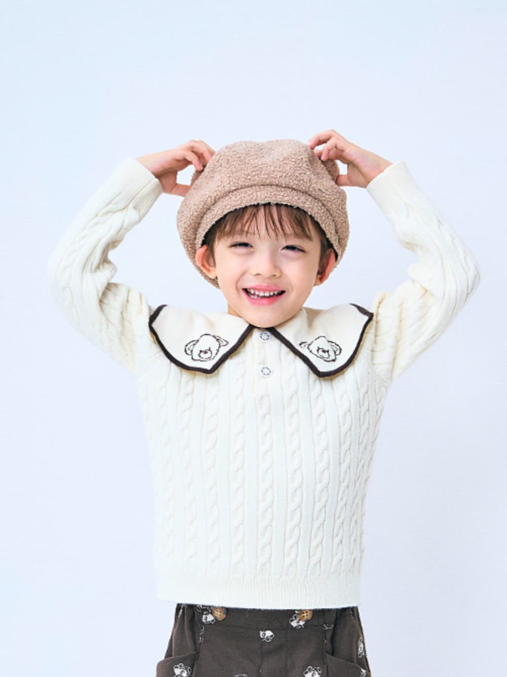 「F.O.Online Store、エフオーオンラインストア(F.O.Online Store)、apres les cours、アプレレクール、tiny bear、くまさん、ベレー帽、ニット、ブラウン、お出かけコーデ、男の子、冬コーデ、冬」｜「apres les coursの【リンク】tiny bear セーラーニット（ニット/セーター、ホワイト系）」を使った、F.O.OnlineStoreさん（キッズ・110cm）の秋コーディネートの1枚目の写真