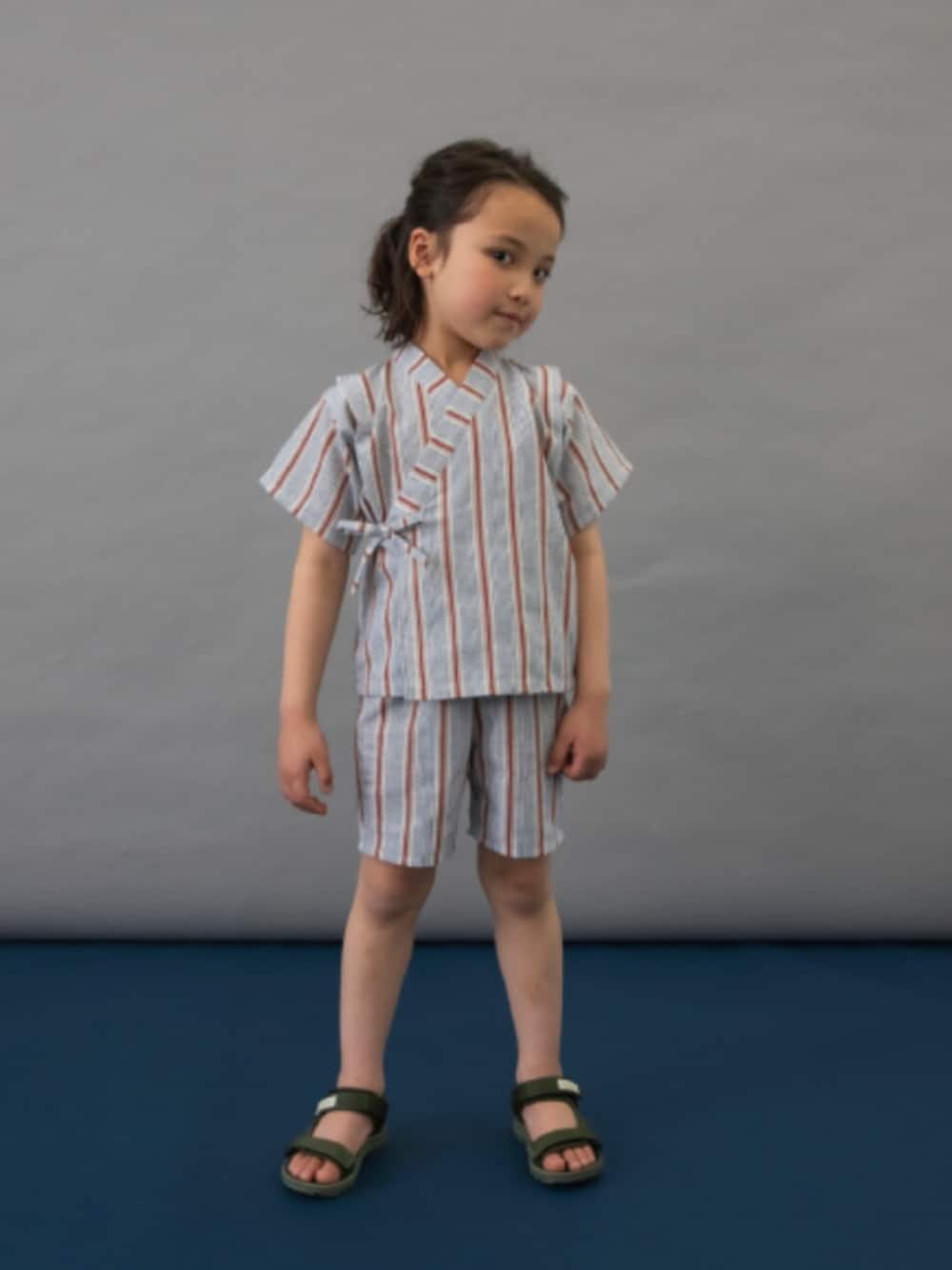 「F.O.Online Store、エフオーオンラインストア(F.O.Online Store)、BREEZE、ブリーズ、キッズコーデ、キッズファッション、男の子、浴衣、甚平、サンダル、夏服、カジュアルコーデ、お出かけコーデ、セットアップ、ストライプ」｜「BREEZEのアクティブテープサンダル（サンダル、グリーン系）」を使った、F.O.OnlineStoreさん（キッズ・110cm）の春コーディネートの1枚目の写真
