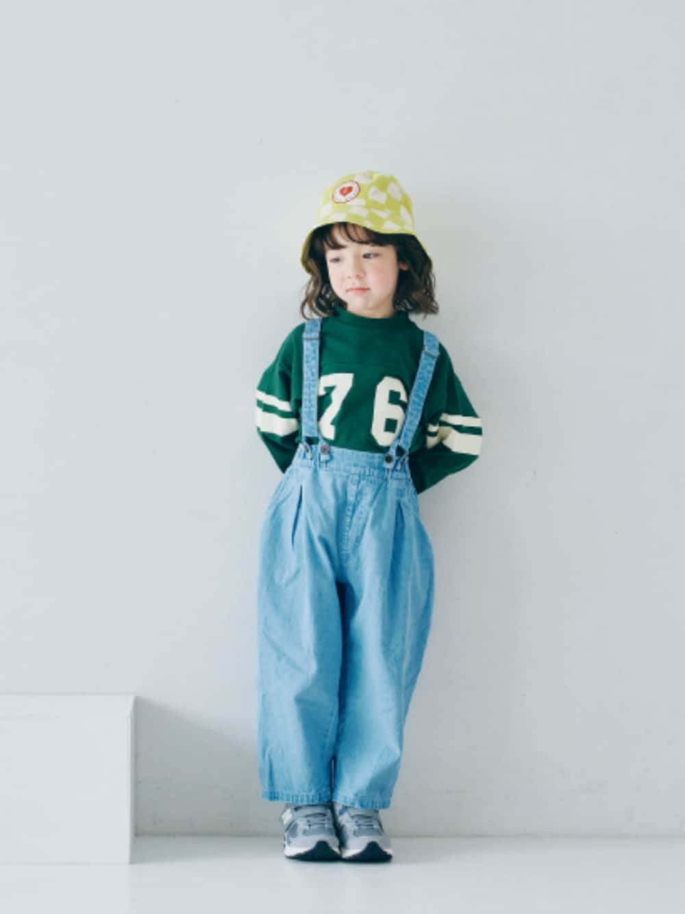 「F.O.Online Store、エフオーオンラインストア(F.O.Online Store)、p.premier、ピードットプルミエ、キッズコーデ、キッズファッション、男の子、ユニセックス、デニム、ロンT、サロペット、ハット、カジュアルコーデ、春コーデ、お出かけコーデ」｜「p.premierのワイドタック２WAYサスペンダーパンツ（サロペット/オーバーオール、ブルー系）」を使った、F.O.OnlineStoreさん（キッズ・110cm）の春コーディネートの1枚目の写真