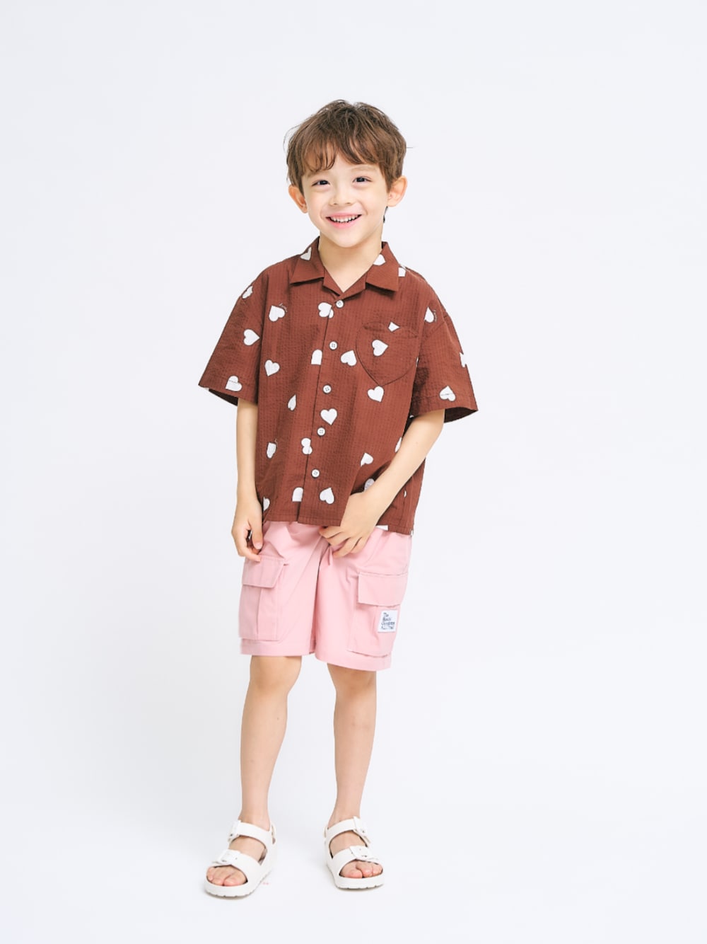 「F.O.Online Store、エフオーオンラインストア(F.O.Online Store)、apres les cours、アプレレクール、キッズコーデ、キッズファッション、男の子、ユニセックス、シャツスタイル、総柄、お出かけコーデ、ハーフパンツ、サンダル、夏休み、夏服」｜「apres les coursのEVAサンダル（サンダル、ホワイト系）」を使った、F.O.OnlineStoreさん（キッズ・110cm）の夏コーディネートの1枚目の写真