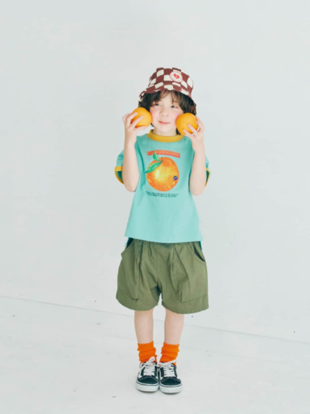 「F.O.Online Store、エフオーオンラインストア(F.O.Online Store)、p.premier、ピードットプルミエ、キッズコーデ、キッズファッション、男の子、ユニセックス、カジュアルコーデ、ハーフパンツ、ハット、靴下チラ見せ、Tシャツ、お出かけコーデ、アウトドアスタイル」｜「p.premierのネオンカラーリブソックス（ソックス/靴下、オレンジ系）」を使った、F.O.OnlineStoreさん（キッズ・110cm）の春コーディネートの1枚目の写真