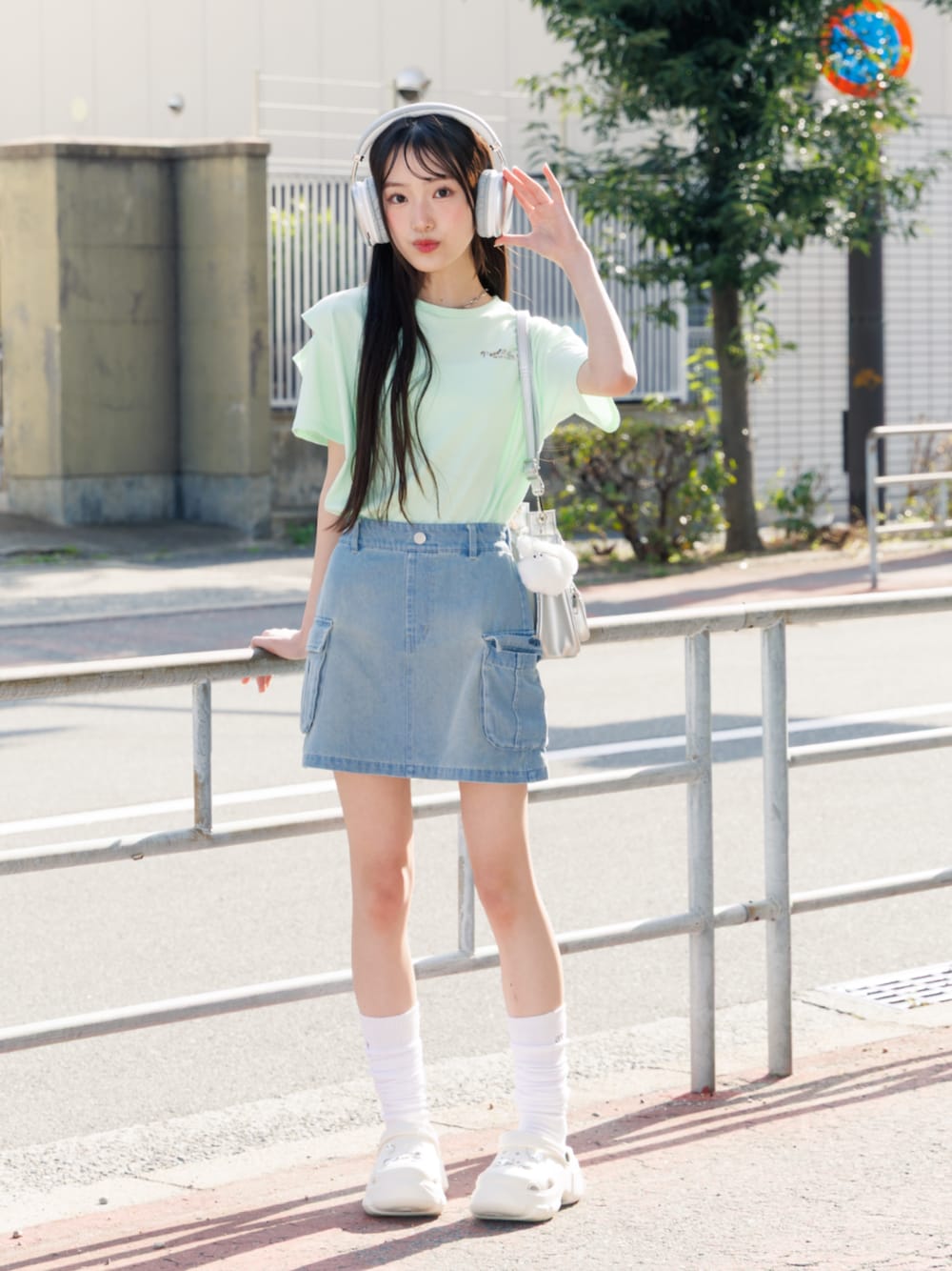 「F.O.Online Store、エフオーオンラインストア(F.O.Online Store)、ALGY、アルジー、キッズコーデ、キッズファッション、女の子、お出かけコーデ、カジュアルコーデ、きれいめカジュアル、ストリート、ショルダーバッグ、Tシャツ、デニムスカート、サンダル」｜「algyのボリュームソールクロッグサンダル（サンダル、ホワイト系）」を使った、F.O.OnlineStoreさん（キッズ・160cm）の春コーディネートの1枚目の写真