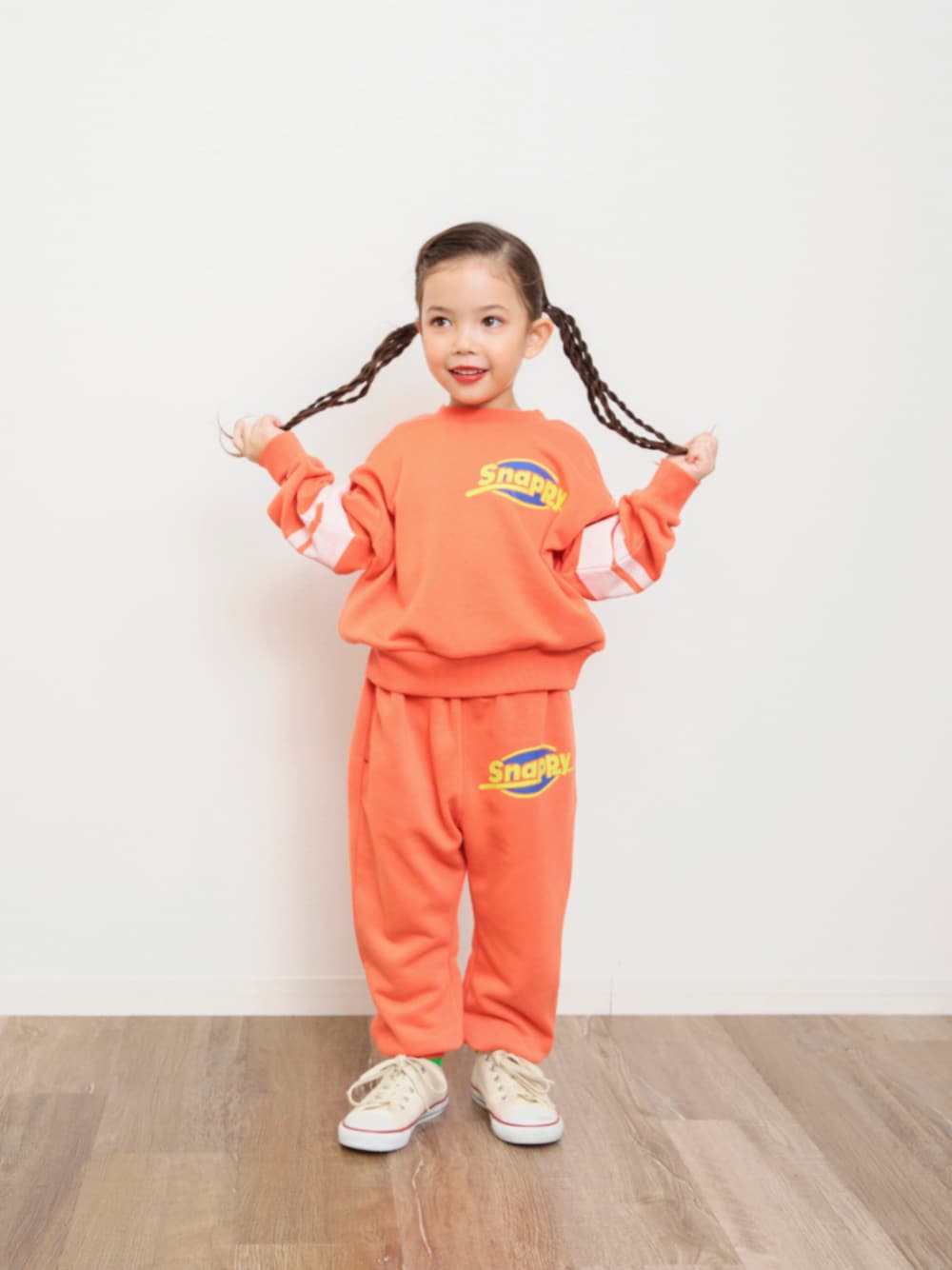 「F.O.Online Store、F.O.Online Store(F.O.Online Store)、エフオーオンラインストア(F.O.Online Store)、BREEZE、ブリーズ、トレーナー、スウェット、スウェットパンツ、スウェットコーデ、セットアップ、キッズコーデ、オレンジ、お出かけコーデ、ゆるコーデ、ユニセックス」｜「BREEZEの【セットアップ可】バリエーショントレーナー（スウェット、オレンジ系）」を使った、F.O.OnlineStoreさん（キッズ・110cm）の冬コーディネートの1枚目の写真