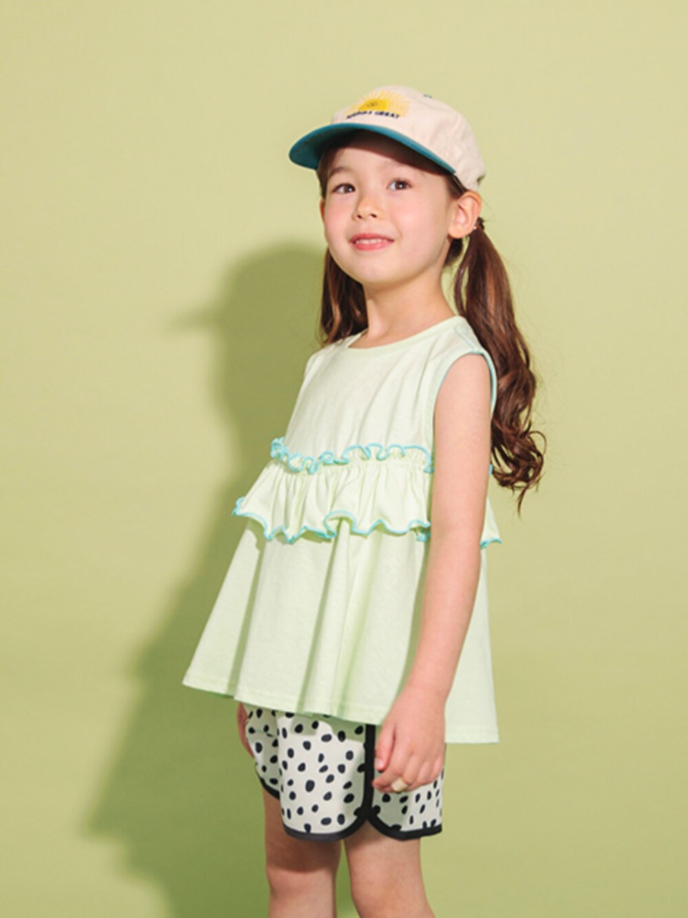 「F.O.Online Store、エフオーオンラインストア(F.O.Online Store)、BREEZE、ブリーズ、おんなのこ、ノースリーブ、フリル、ショートパンツ、カジュアル、お出かけコーデ、キャップ、夏コーデ、キッズコーデ、夏、シンプルコーデ」｜「BREEZEのモチーフキャップ（キャップ、グリーン系）」を使った、F.O.OnlineStoreさん（キッズ・110cm）の夏コーディネートの1枚目の写真