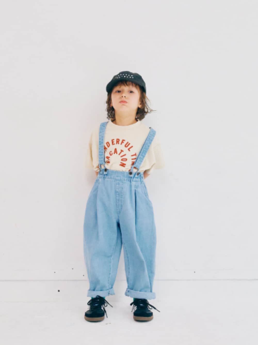 「F.O.Online Store、エフオーオンラインストア(F.O.Online Store)、p.premier、ピードットプルミエ、キッズコーデ、キッズファッション、男の子、ユニセックス、Tシャツ、ロゴT、サロペット、デニム、靴下チラ見せ、キャップ、カジュアルコーデ」｜「p.premierのイロチ買いしたいカラーリブソックス（ソックス/靴下、グリーン系）」を使った、F.O.OnlineStoreさん（キッズ・110cm）の春コーディネートの1枚目の写真