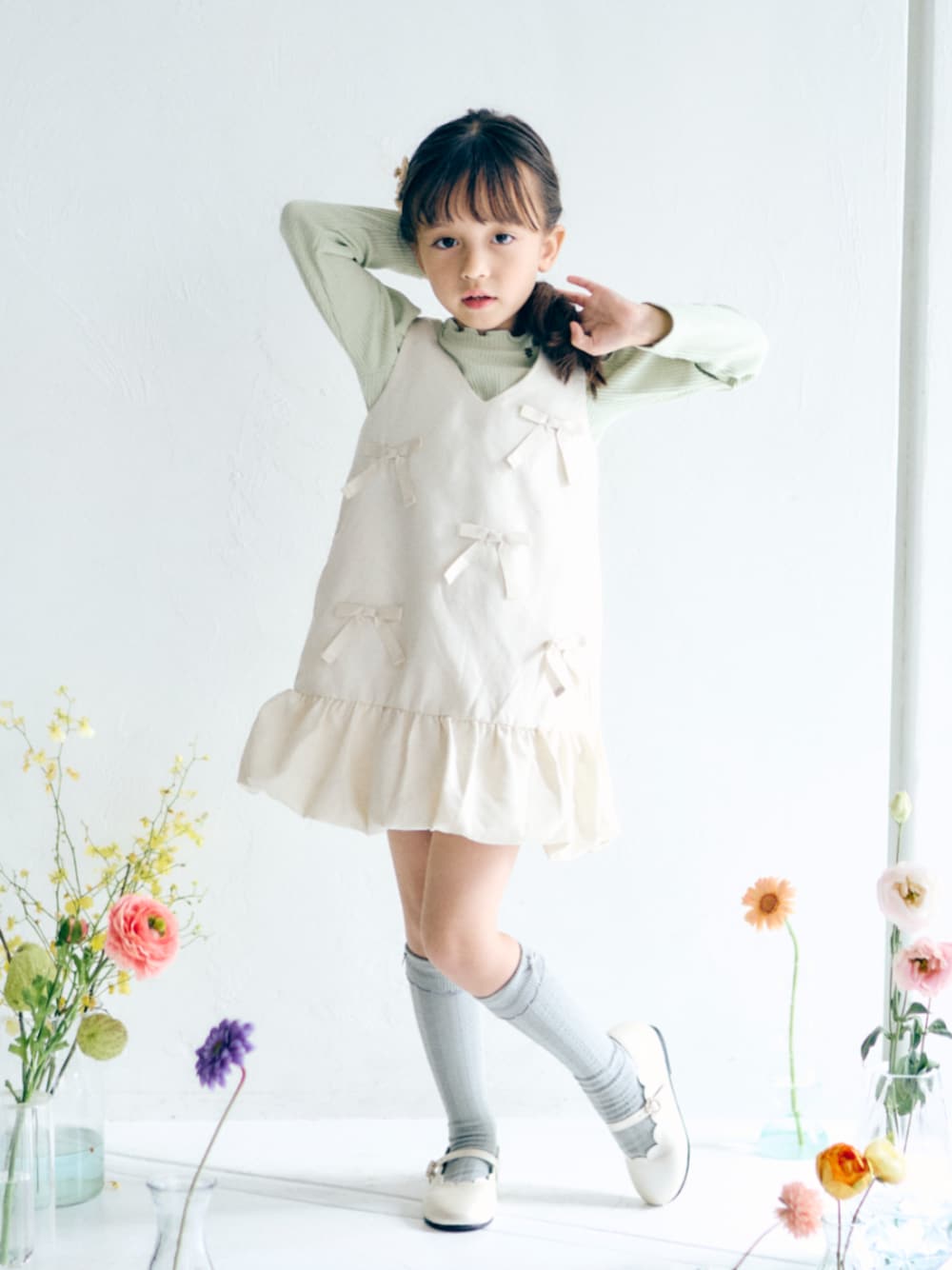 「F.O.Online Store、エフオーオンラインストア(F.O.Online Store)、apres les cours、アプレレクール、おめかしコーデ、きれいめカジュアル、ワンピース、リボン、おでかけコーデ、女の子、キッズコーデ」｜「apres les coursのスカラップパンプス（パンプス、ホワイト系）」を使った、F.O.OnlineStoreさん（キッズ・110cm）の冬コーディネートの1枚目の写真