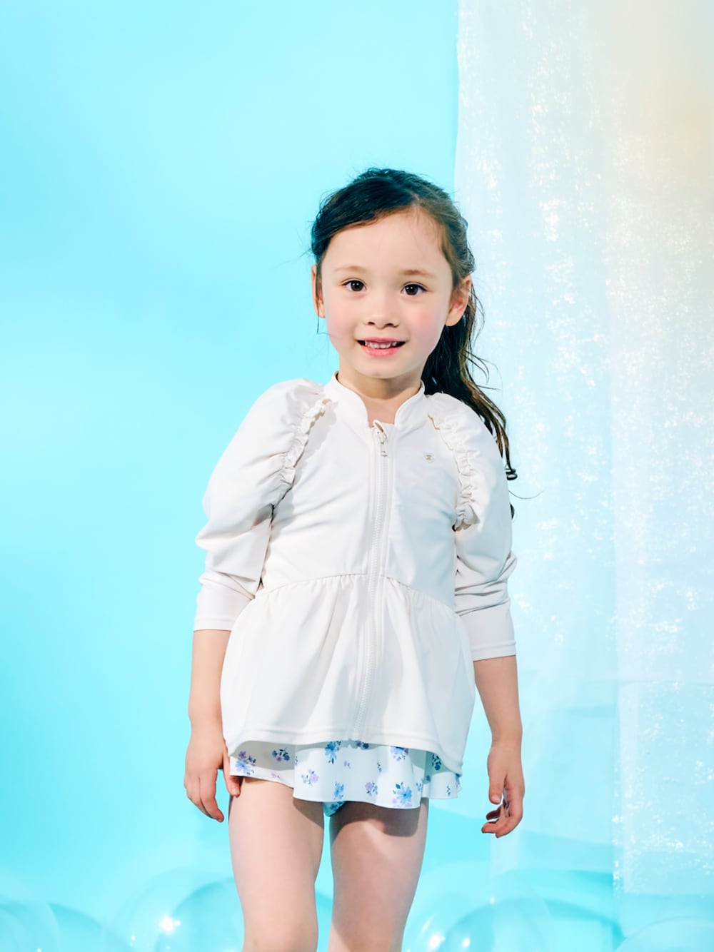 「F.O.Online Store、エフオーオンラインストア(F.O.Online Store)、apres les cours、アプレレクール、キッズコーデ、キッズ、女の子、水着、水着コーデ、ラッシュガード、プール、海水浴、夏休み、スイムウェア、花柄」｜「apres les coursの肩リボンパフスリーブワンピース水着（水着、その他）」を使った、F.O.OnlineStoreさん（キッズ・110cm）の冬コーディネートの1枚目の写真