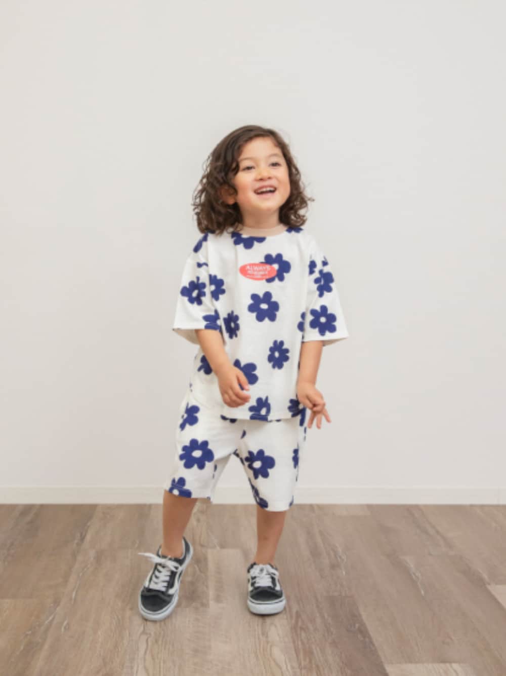 「F.O.Online Store、エフオーオンラインストア(F.O.Online Store)、BREEZE、ブリーズ、キッズコーデ、キッズファッション、男の子、ユニセックス、セットアップ、パジャマ、プチプラ、カジュアルコーデ、春夏コーデ、休日スタイル、総柄」｜「BREEZEの【WEB限定/ジュニア対応】バリエーションセットアップ（ルームウェア/パジャマ、ホワイト系）」を使った、F.O.OnlineStoreさん（キッズ・110cm）の春コーディネートの1枚目の写真