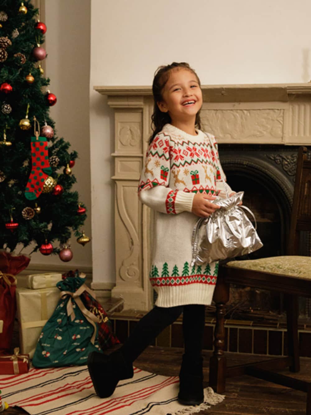 「F.O.Online Store、エフオーオンラインストア(F.O.Online Store)、BREEZE、ブリーズ、クリスマスに着たい服、クリスマス、ニットワンピース、ニット、ワンピース、ブーツ、おでかけコーデ、クリスマスコーデ」｜「BREEZEのボアブーツ（ブーツ、ブラック系）」を使った、F.O.OnlineStoreさん（キッズ・110cm）の冬コーディネートの1枚目の写真