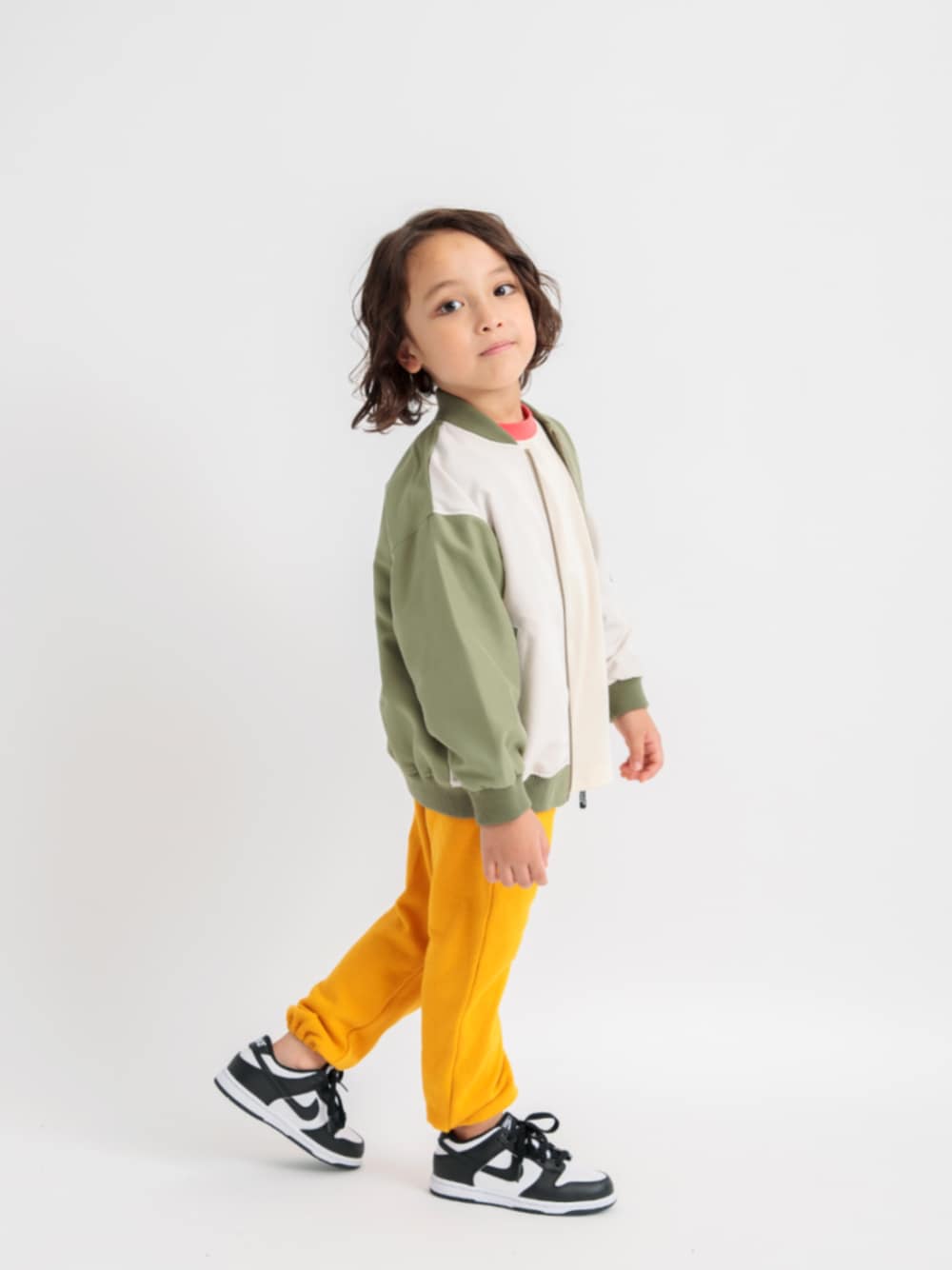 「F.O.Online Store、エフオーオンラインストア(F.O.Online Store)、ブリーズ、BREEZE、ブルゾン、アウター、冬アウター、イエロー、パンツスタイル、スウェットパンツ、カジュアル、キッズコーデ、冬コーデ、男の子、おしゃ見えテクニック」｜「BREEZEのMA1ブルゾン（ブルゾン、グリーン系）」を使った、F.O.OnlineStoreさん（キッズ・110cm）の秋コーディネートの1枚目の写真