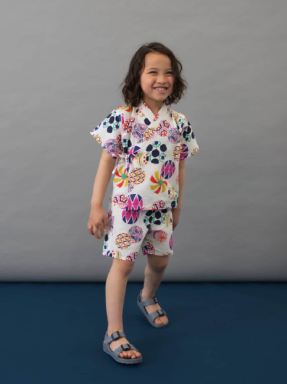 「BREEZE、ブリーズ、キッズコーデ、キッズファッション、男の子、浴衣、甚平、夏コーデ、サンダル、カジュアルコーデ、夏祭り、夏服、お出かけコーデ、プチプラ、花火大会」｜「BREEZEのEVAサンダル（サンダル、グレー系）」を使った、F.O.OnlineStoreさん（キッズ・110cm）の春コーディネートの1枚目の写真