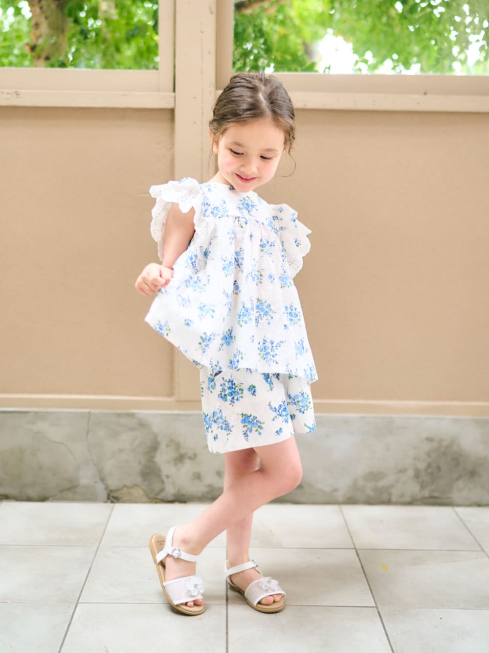 「F.O.Online Store、エフオーオンラインストア(F.O.Online Store)、apres les cours、アプレレクール、キッズコーデ、キッズファッション、女の子、セットアップ、ハーフパンツ、サンダル、きれいめカジュアル、お出かけコーデ、夏服、テーマパークコーデ、プチプラ」｜「apres les coursの【リンク】レースフラワープリントチュニック（シャツ/ブラウス、ホワイト系）」を使った、F.O.OnlineStoreさん（キッズ・110cm）の夏コーディネートの1枚目の写真