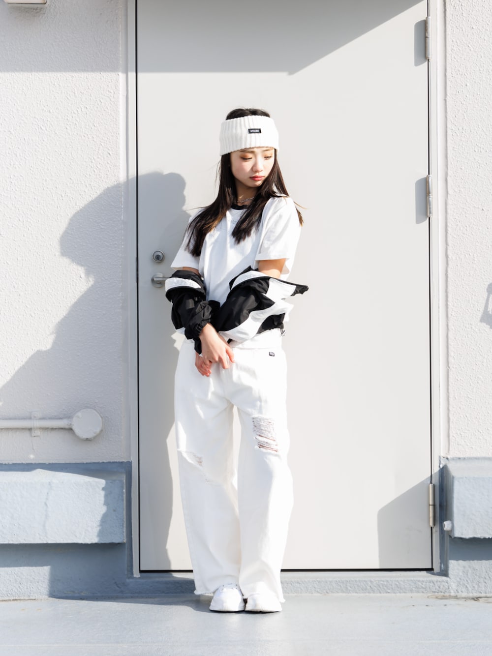 「F.O.Online Store、エフオーオンラインストア(F.O.Online Store)、ALGY、アルジー、キッズコーデ、キッズファッション、女の子、カジュアルコーデ、お出かけコーデ、パーカー、スニーカー、白Tシャツ、ストリート、デニム、雨の日コーデ」｜「algyのデザインソールスニーカー（スニーカー、ホワイト系）」を使った、F.O.OnlineStoreさん（キッズ・151cm）の夏コーディネートの1枚目の写真