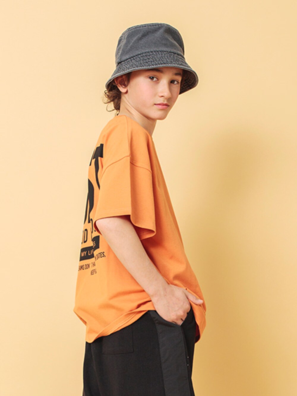 「F.O.Online Store、エフオーオンラインストア(F.O.Online Store)、BREEZE、ブリーズ、ジュニア、オーバーサイズ、ビックシルエット、ハーフパンツ、半袖Ｔシャツ、オレンジ、ストリート、カジュアル、夏コーデ、夏」｜「BREEZEの【WEB限定・ジュニア】バックロゴTシャツ_120~160サイズ（Tシャツ/カットソー、オレンジ系）」を使った、F.O.OnlineStoreさん（キッズ・150cm）の夏コーディネートの1枚目の写真